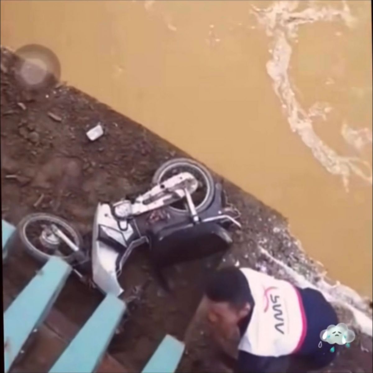 Clip 3 người THOÁT NẠN THẦN KỲ trong vụ Sập Cầu Phong Châu ở Phú Thọ, Clip 3 người thoát chết thần kỳ vụ sập cầu Phong Châu Phú Thọ, Clip thoát chết thần kỳ sập cầu Phong Châu Phú Thọ, Clip KINH HOÀNG khoảnh khắc thời điểm Sập Cầu Phong Châu ở Phú Thọ, Clip ghi lại khoảnh khắc sập cầu Phong Châu Phú Thọ, Clip Sập cầu Phong Châu ở Phú Thọ, Clip Sập Cầu Phong Châu ở Phú Thọ có người và phương tiện rơi xuống sông, Video cầu Phong Châu tại Phú Thọ đổ sập do mưa lũ, Sập cầu Phong Châu Phú Thọ nhiều người và phương tiện rơi xuống sông, Clip sập cầu Phú Thọ, Clip sập cầu Phong Châu, Clip tin tức, Clip thời tiết, Clip mưa lũ, Clip bão Yagi, Clip mới nhất Bão Yagi