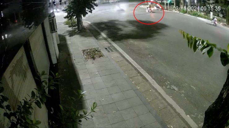 Clip nhóm quái xế đua trên phố Bà Triệu gây tai nạn, Clip nhóm đua xe quái xế gây tai nạn chết người trên phố Bà Triệu, Clip Bắt giữ nhóm quái xế phóng xe bạt mạng khiến 1 phụ nữ tử vong ở Bà Triệu Hà Nội, Video clip giao thông, Clip giao thông, Clip tai nạn giao thông