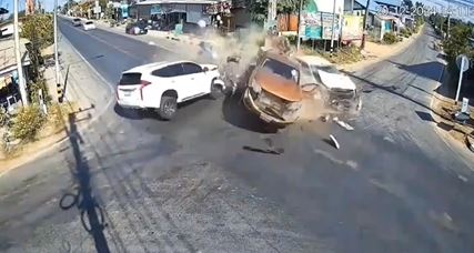 Clip tai nạn giao thông KINH HOÀNG giữa 3 ô tô ở ngã tư như Phim Hành Động Mỹ, Clip va chạm giao thông như phim, Clip tai nạn giao thông như phim hành động, Clip 3 ô tô tông nhau như phim hành động, Clip tai nạn giao thông, Clip tai nạn giao thông kinh hoàng trên cao tốc Nội Bài Lào Cai, Video clip giao thông, Clip giao thông, Giao thông quanh ta, Clip tin tức