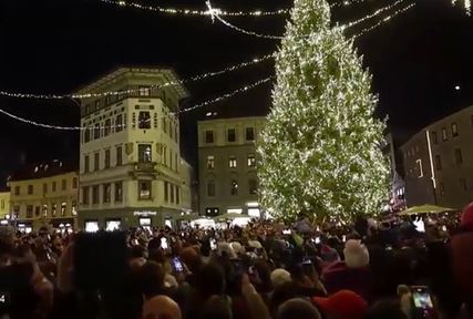 Clip Thế Giới háo hức chuẩn bị chào đón Giáng Sinh 2024 đón năm mới 2025, Clip The World is eagerly preparing to welcome Christmas 2024 and New Year 2025, Mãn nhãn với màn trình diễn ánh sáng khởi động mùa Giáng sinh tại Brussels, Enjoy the light show that kicks off the Christmas season in Brussels, Clip trình diễn ánh sáng mừng Giáng Sinh trên thế giới, Christmas light show clip around the world, Merry Christmas in Grand Place Brussels, Clip Vy6868 show hàng giáng sinh, Xem phim Kẻ Cắp Giáng Sinh Full HD lồng tiếng, Phim hoạt hình Giáng Sinh, Clip tin tức, Merry Christmas, A Rich Christmas, Friends and Family Christmas (2023)