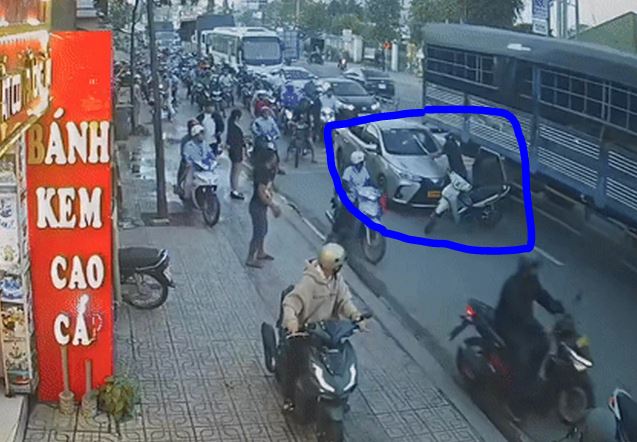 Bắt đối tượng chặn đầu ô tô rồi cầm gậy sắt đập vỡ kính đánh tài xế ở Bình Dương, Clip bắt đối tượng đập vỡ kính ô tô ở Bình Dương, Clip bắt đối tượng chặn đầu ô tô đập vỡ kính ở Bình Dương, Bắt đối tượng Lê Xuân Toàn đập kính ô tô ở Bình Dương, Bắt đối tượng Lê Xuân Toàn, Clip đối tượng đập phá ô tô giữa đường ở Bình Dương, Clip tin tức, Clip tin tức cháy nổ, Clip tin tức nổ điều hòa ở Vĩnh Phúc, Clip tin tức nổ cực nóng điều hòa ở Vĩnh Phúc, Clip tin tức pháp luật
