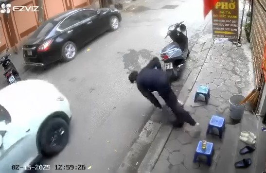 Clip nam thanh niên say phê thuốc lào đúng lúc ô tô đi qua và cái kết, Say thuốc lào nam thanh niên bị ô tô chèn qua, Clip nam thanh niên say thuốc lào đúng lúc ô to đi đến, Clip say thuốc lào, Clip phê thuốc lào, Phê thuốc lào nam thanh niên húc đầu vào gầm o tô, Say thuốc lào nam thanh niên húc thẳng đầu vào ô tô đang lao tới, Clip tin tức, Video clip giao thông