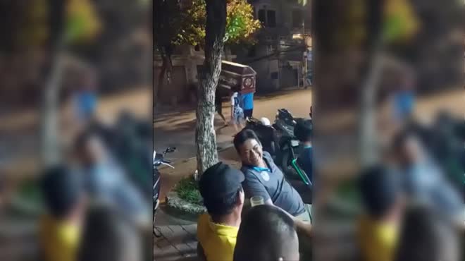 Clip nhóm người khiêng quan tài nhảy múa giữa đường gây Bức Xúc, Clip khiêng quan tài nhảy múa giữa đường, Clip khiêng quan tài nhảy múa giữa phố, Bắt nhóm người khiêng quan tài trước chợ Bến Thành, Clip nhóm người khiêng quan tài trước chợ Bến Thành khai gì, Nhóm người khiêng quan tài diễu hành trước chợ Bến Thành, Clip nhóm người khiêng quan tài nhảy giữa phố có bị phạt không, Clip tin tức, Clip tin tức pháp luật