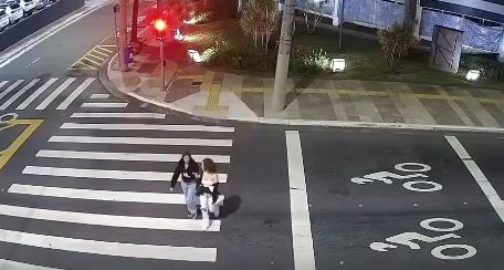 Clip KINH HOÀNG 2 cô gái 18 tuổi bị xe điên tông văng xa hàng trăm mét, Clip tai nạn giao thông như phim hành động, Clip mẹ trông con bất cẩn gây tai nạn giao thông, Clip tai nạn giao thông, Tai nạn giao thông ô tô tông loạt xe máy ở Quảng Ninh, Clip đối tượng đánh nữ sinh dã man sau khi gây tai nạn giao thông, Clip tai nạn giao thông KINH HOÀNG giữa 3 ô tô ở ngã tư như Phim Hành Động Mỹ, Clip tai nạn giao thông kinh hoàng trên cao tốc Nội Bài Lào Cai, Video clip giao thông