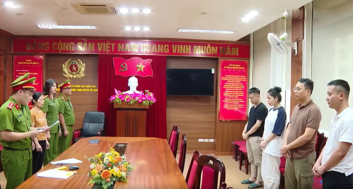 Clip NÓNG Quang Linh Vlog Hằng Du Mục bị bắt, Clip Khởi tố bắt tạm giam Quang Linh Vlog và Hằng, Clip công an đọc lệnh bắt tạm giam Hằng Du Mục Quang Linh Vlog, Clip Hằng Du Mục bị bắt, Clip Quang Linh Vlog bị bắt, Clip tin tức, Clip tin tức pháp luật, Tại sao Quang Linh Vlog bị bắt, Tại sao Hằng Du Mục bị bắt