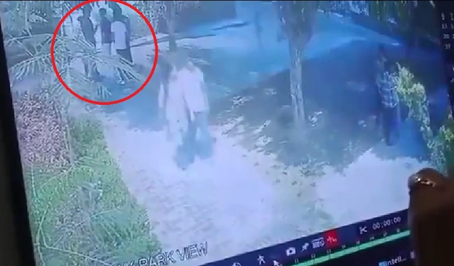 Clip KINH HOÀNG trú mưa dưới gốc cây 5 sinh viên bị sét đánh trúng, Clip trú mưa dưới gốc cây 5 sinh viên bị sét đánh trúng, Clip sét đánh, Clip sét đánh tia lửa điện xuống nhà dân ở Hà Giang, Video 75 cú sét đánh kinh hoàng, Clip sét đánh sập cổng ở Hà Giang, Clip sét đánh kinh hoàng ở Hà Giang, Clip sét đánh nhà dân BỐC CHÁY một góc vườn ở Hà Giang, Video Clip ghi lại cận cảnh 75 Cú Sét Đánh SIÊU Kinh Hoàng, Clip 75 cú sét đánh kinh hoàng khủng khiếp, Clip sét đánh bốc cháy góc vườn, Clip sét đánh cháy vườn ở Hà Giang, Clip tin tức