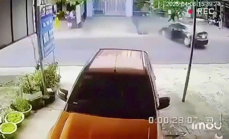 Clip ô tô con mất lái ĐÂM LOẠN XẠ 1 người tử vong, Xe hơi nghi mất lái chạy loạn xạ làm chết một người, Clip ô tô mất lái tông loạn xạ một người chết, Clip xe điên tông loạn xạ 1 người tử vong, Clip tai nạn giao thông, Video clip giao thông, Clip giao thông, Clip tin tức, Clip tin tức pháp luật, Clip lái xe điên đâm loạn xạ một người chết
