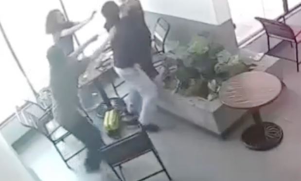 FULL CLIP đối tượng đánh bạn gái ở quán cafe vì bị bóc phốt Bắt Cá 2 Tay, Vụ thanh niên quê Hà Nội bắt cá hai tay đánh gục bạn gái ở quán cafe, Đối tượng đánh gục bạn gái ở quan cafe đối diện mức án nào, Clip thanh niên Hà Nội đánh gục bạn gái ở quán cafe vì bị phát hiện bát cá 2 tay, Clip tin tức, Clip tin tức pháp luật, Nam thanh niên bắt cá 2 tay đánh bạn gái ở quán cafe bị khởi tố, Hình ảnh đối tượng bắt cá 2 tay đánh gục bạn gái ở quán cafe
