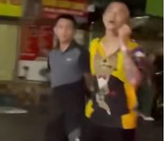 Clip NÓNG nam thanh niên 2 tay 2 dao đâm gục người đàn ông tại chỗ ở OceanPark, Clip thanh niên cầm dao đâm gục người đàn ông ở OceanPark, Clip tin tức, Clip tin tức pháp luật