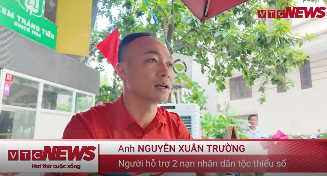 Anh Nguyễn Xuân Trường kể lại chi tiết sự việc giúp đỡ 2 người dân tộc thiểu số ở Lào Cai trong vụ việc tài xế taix thu 4.2 triệu đồng tiền cước phí cho 20km quãng đường..FULL CLIP vụ việc tài xế taxi chặt chém thu 4 triệu 2 cho quãng đương 20km ở Hà Nội, Thực hư vụ taxi chặt chém thu 4 triệu 2 cho 20km ở Hà Nội, Tài xế taxi chặt chém ở bến xe Mỹ Đình, Clip tin tức, Clip tin tức pháp luật, Video clip giao thông, Clip tài xế taxi chặt chém Mỹ Đình Nội Bài, Clip tai nạn giao thông, Giao thông quanh ta