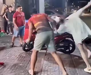 Clip người đàn ông Túm Tóc cô gái đập đầu xuống đường, Clip chồng cũ đánh vợ ở quán cafe, Clip đánh nhau lột đồ giữa đường, Clip tin tức, Clip tin tức pháp luật, Clip người đàn ông đập đầu cô gái xuống đường