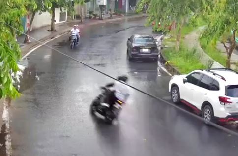 Clip phóng xe máy như bay lao lên vỉa hè, Video clip giao thông, Clip tai nạn giao thông, Clip tai nạn kinh hoàng, Clip mẹ trông con bất cẩn gây tai nạn giao thông, Clip tin tức, Clip tin tức pháp luật, Giao thông quanh ta
