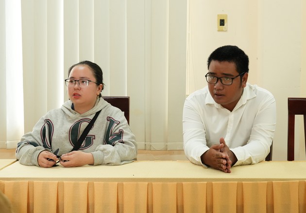 Tuyệt vọng vì chuyện tình cảm, cô gái tìm đến một trang mạng xã hội để mua "bùa yêu" với giá 6 triệu đồng, thế nhưng, người yêu không thấy quay về mà tiền thì "không cánh mà bay"...Clip cô gái mua bùa yêu 6 triệu nhưng chờ mãi người yêu vẫn không quay về, Clip về bùa yêu, Clip cô gái mua bùa yêu mong bạn trai quay lại, Clip tin tức, Clip tin tức pháp luật, Clip đời sống