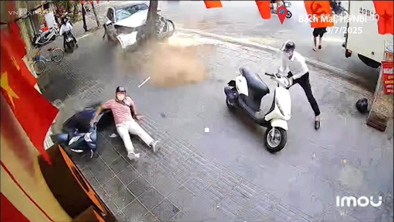 Clip Nữ tài xế tông nhiều xe máy ở Hà Nội, Clip TOÀN CẢNH người phụ nữ tông ô tô vào hàng loạt xe máy ở Hà Nội, Clip nữ lái xe ô tô tông nhiều xe máy ở Hà Nội, Video clip giao thông