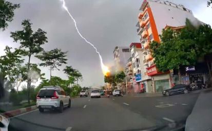 Clip sét đánh KINH HOÀNG ở Long Biên Hà Nội sáng nay 3-7-2025, Clip sét đánh xuống ngôi nhà ở Long Biên, Clip sét đánh tia lửa điện xuống nhà dân ở Hà Giang, Clip sét đánh tia lửa điện xuống nhà dân ở Long Biên Hà Nội, Video 75 cú sét đánh kinh hoàng, Clip sét đánh, Clip tin tức