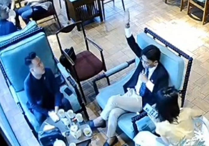 Hành động vung tay nhẹ nhàng, đầy dứt khoát của nam thanh niên đeo kính được so sánh vui là giống với "Tổng tài" - từ thường được dùng để chỉ về những người đứng đầu các công ty, tập đoàn lớn. Clip thông tin mới nhất vụ Tổng Tài trẻ tuổi đánh nhân viên quán cafe, Clip tổng tài đánh nhân viên quá cafe ở Time City là ai, Clip Tổng Tài đánh người là ai, Clip tổng tài đánh nhân viên cafe ở Time City là ai, Thông tin về tổng tài đánh nhân viên cafe ở Time City, FULL Clip tổng tài và vệ sĩ đánh nhân viên ở quán cafe Time City GẤY BỨC XÚC, Full clip tổng tài lởm đánh nhân viên quán cafe Time City, Clip rich kid lởm đánh nhân viên quán cafe Time City, Bị nhắc nhở hút thuốc thanh niên đánh nhân viên quán cafe Time City, Clip tổng tài vào quán cafe hút thuốc đánh nhân viên cafe Time City, Clip tin tức, Clip Pháp Luật, Clip pháp luật, Clip tin tức pháp luật, Clip trend hot nhất hôm nay, Clip trend, Viral Clip Today, Viral Video Clip