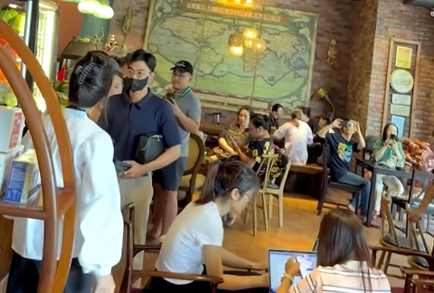 Clip Tổng Tài đến quán cafe Xin Lỗi nhưng đã Quá Muộn, Đoạn clip tổng tài đến quán cà phê xin lỗi, Clip tổng tài đến quán cà phê trực tiếp xin lỗi, Clip thông tin mới nhất vụ Tổng Tài trẻ tuổi đánh nhân viên quán cafe, Clip tổng tài đánh nhân viên quá cafe ở Time City là ai, Clip Tổng Tài đánh người là ai, Clip tổng tài đánh nhân viên cafe ở Time City là ai, Thông tin về tổng tài đánh nhân viên cafe ở Time City, FULL Clip tổng tài và vệ sĩ đánh nhân viên ở quán cafe Time City GẤY BỨC XÚC, Full clip tổng tài lởm đánh nhân viên quán cafe Time City, Clip rich kid lởm đánh nhân viên quán cafe Time City, Bị nhắc nhở hút thuốc thanh niên đánh nhân viên quán cafe Time City, Clip tổng tài vào quán cafe hút thuốc đánh nhân viên cafe Time City, Clip tin tức, Clip Pháp Luật, Clip pháp luật, Clip tin tức pháp luật, Clip trend hot nhất hôm nay, Clip trend, Viral Clip Today, Viral Video Clip