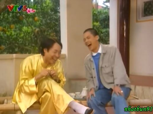 2 ông bố của 2 gia đình có tên Hòa và Bình hay chành chọe nhau, bất đồng quan điểm và mâu thuẫn triền miên, nhưng lại có 2 người con là Chiến và Tranh thương yêu nhau. Liệu tình cảm của 2 người của 2 gia đình có xóa được mâu thuẫn giữa 2 ông bố không. Phim Tết xưa Việt Nam Mái Nhà Xuân, Phim hài Tết dân gian, Phim hài Tết làng quê xưa, Phim hài Tết làng quê Việt Nam, Phim Khách Đến Chơi Tết, Phim Việt Nam, Phim hài Tết xưa Việt Nam, NS Văn Hiệp, NS Bình Trọng, NS Quang Tèo, NS Minh Vượng, NS Kim Xuyến, NS Anh Quân