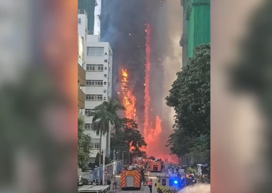 AT least 36 people have now been killed and more than 279 people are reported missing after Hong Kong’s deadliest fire tore through a cluster of skyscrapers. VIDEO Hong Kong tower blocks inferno kills dozens & leaves nearly 300 missing as trapped beg for help, VIDEO At least 36 dead 279 missing as major fire rages at Hong Kong housing estate, SHOCKING VIDEO Hundreds of people missing in Hong Kong fire, Clip tin tức, Clip tin tức cháy nổ, Fire in many adjacent apartment buildings in Hong Kong many people died and went missing, Shock news today, Shocking news video, Shocking news video today, US news today, US today news, News hot today, US news video today, Hot news today, Latest today news video, Post news hot today, Today news Video, Hot news today on the world, Horrific apartment fire in Hong Kong leaves hundreds dead and missing