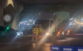 Clip xe tải thông chốt CSGT tháo chạy như Phim Hành Động ở Hà Nội, Clip xe tải thông chốt CSGT ở Hà Nội, Clip ô tô tải thông chốt CSGT ở Hà Nội, Video clip giao thông, Clip tai nạn giao thông, Clip thông chốt CSGT, Clip 2 thanh nien thông chốt đâm cscd ở Hà Nội, Clip 3 đối tượng thông chốt kiểm tra nồng độ cồn ở giao thông Hải Dương, Clip xe bán tải tông CSGT tử vong ở Long An, Full clip nhóm người dân hành hung CSGT ở TPHCM, Clip tin tức, Clip đời sống