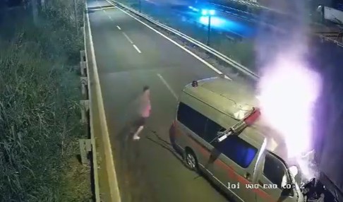 Vụ tai nạn xảy ra vào khoảng 0 giờ 30 phút sáng 18-12 trên cao tốc TP.HCM - Long Thành - Dầu Giây, khiến xe cứu thương bốc cháy, ba người tử vong. Clip xe cấp cứu tông vào đuôi xe container rồi bốc cháy dữ dội 3 người tử vong, Video clip giao thông, Clip tai nạn giao thông, Giao thông quanh ta, Xe cứu thương bốc cháy, Clip tin tức, Clip tin tức cháy nổ