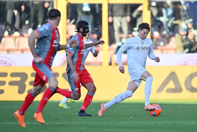 WATCH Cremonese 0-2 Napoli Full Highlights, Rasmus Hojlund delivered an outstanding performance, scoring both goals to help Napoli defeat Jamie Vardy's Cremona, ending 2025 in impressive fashion. WATCH Cremonese 0-2 Napoli Full Highlights Extended 2025.12.28, Serie A Highlight, Serie A Full Goals Highlight, Video Cremonese 0-2 Napoli Highlights, Cremonese Full Goals Highlights, Napoli Full Goals Highlight, Clip kết quả bóng đá Ý Italia hôm nay, Clip bóng đá Ý, Latest Football Highlights, Latest Football Full Highlights, Kết quả bóng đá hôm nay 2025-12-28, Result Football Today 2025-12-28
