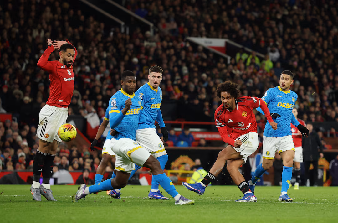 Despite Joshua Zirkzee scoring again, Manchester United had to settle for a disappointing 1-1 draw against Wolves after VAR disallowed a crucial goal in the 90th minute. WATCH Manchester United 1-1 Wolves Full Highlights Extended 2025.12.30, Premier League Full Goals Highlight, Premier League Full Highlight, Video Manchester United 1-1 Wolves Highlights, Manchester United Full Goals Highlight, Man United Full Goals Highlights, Man Utd Full Goals Highlight, Manchester Utd Full Goals Highlight, Latest Football Full Highlights, Latest Football Highlights, Kết quả bóng đá hôm nay 2025-12-30, Result Football Today 2025-12-30, Trực tiếp bóng đá ngoại hạng Anh, Clip bóng đá ngoại hạng Anh, Xem bóng đá trực tiếp ngoại hạng Anh, Xem trực tiếp bóng đá ngoại hạng Anh, Clip kết quả bóng đá Ngoại Hạng Anh hôm nay