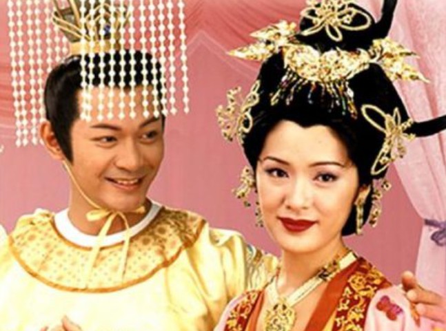 Cô gái mồ côi Dương Ngọc Hoàn (do Hướng Hải Lam đóng) được trời phú cho một sắc đẹp mỹ miều, lại có tài cầm kỳ thi họa, nên sớm lọt vào mắt xanh của vua Đường Huyền Tông (do Giang Hoa đóng). Hoàn được phong làm quý phi, nổi tiếng với điệu múa xuất chúng, say đắm lòng người. Phim Dương Quý Phi 2000 Full HD Lồng Tiếng Trọn Bộ, Phim Dương Quý Phi BẢN ĐẸP lồng tiếng, Phim Dương Quý Phi HD VNLT lồng tiếng, Phim Dương Quý Phi BẢN ĐẸP FFVN lồng tiếng, Phim Dương Quý Phi USLT Lồng tiếng, Phim Dương Quý Phi Full HD thuyết minh, Xem Phim Dương Quý Phi trọn bộ Online, Phim cổ trang TVB, Phim bộ TVB, Phim TVB, Tuyển tập phim cũ Hong Kong, Phim Hong Kong cũ, Phim bộ Hong Kong, Phim cũ Hong Kong, Phim bộ Trung Quốc, Giang Hoa, Hướng Hải Lam, Ngô Mỹ Hạnh, Tăng Vỹ Quyền, Quách Thiếu Vân, Liêu Khải Trí, Viên Thể Vân