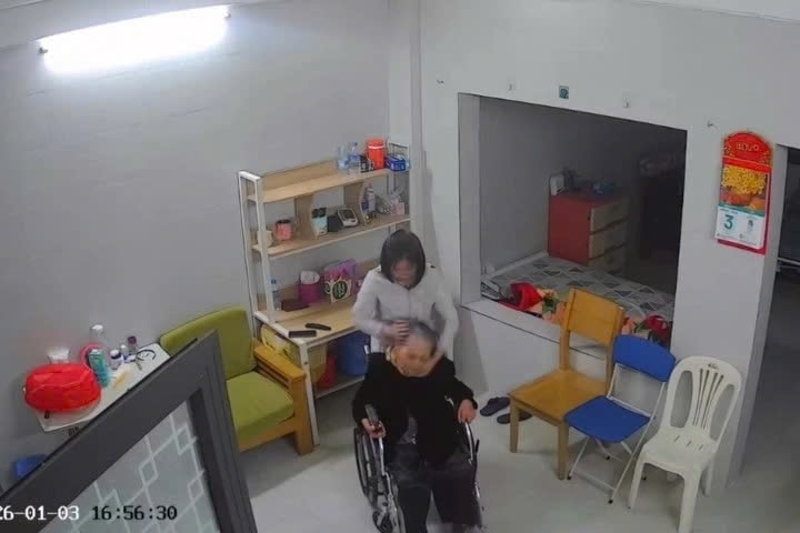 Clip bạo hành cụ bà, Cụ bà 82 tuổi bị nữ giúp việc bạo hành, Clip bạo hành cụ bà 82 tuổi Hà Nội, Clip nữ giúp việc bạo hành, Clip bạo hành gây phẫn nộ, Clip tin tức, Clip tin tức pháp luật, Tin tức nóng 24h trong ngày, clip bạo hành người lớn tuổi, clip cụ bà 82 tuổi bị nữ giúp việc bạo hành, nữ giúp việc bạo hành cụ bà ở Hà nội