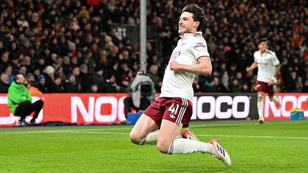 Declan Rice shone with two goals in the second half, securing a crucial 3-2 victory for Arsenal away at Bournemouth. This extended their lead over Manchester City to seven points. WATCH Bournemouth 2-3 Arsenal Full Highlights Extended 2026.01.02, Premier League Full Goals Highlight, Premier League Full Highlight, Video Bournemouth 2-3 Arsenal Highlights, Bournemouth Full Goals Highlights, Arsenal Full Goals Highlight, Latest Football Highlights, Latest Football Full Highlights, Result Football Today 2026-01-02, Kết quả bóng đá hôm nay 2026-01-02, Result Football Today 2026-01-03, Kết quả bóng đá hôm nay 2026-01-03, Clip kết quả bóng đá Ngoại Hạng Anh hôm nay, Trực tiếp bóng đá ngoại hạng Anh, Xem trực tiếp bóng đá ngoại hạng Anh, Clip bóng đá ngoại hạng Anh, Xem bóng đá trực tiếp ngoại hạng Anh