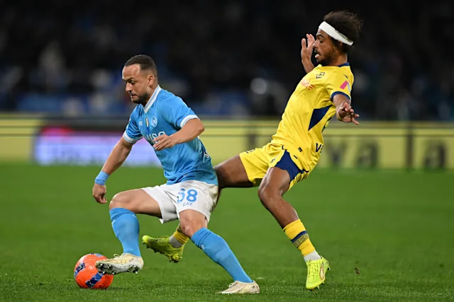 At their home stadium, Diego Armando Maradona, Napoli experienced an emotional match as they snatched a valuable point from Hellas Verona despite being 2-0 down, thanks to goals from McTominay and Lorenzo. WATCH Napoli 2-2 Verona Full Highlights Extended 2026.01.07, Serie A Highlight, Serie A Full Goals Highlight, Video Napoli 2-2 Verona highlights, Napoli 2-2 Verona result, Napoli Full Goals Highlight, Verona Full Goals Highlight, Hellas Verona Full Goals Highlights, Latest Football Highlights, Latest Football Full Highlights, Kết quả bóng đá hôm nay 2026-01-07, Result Football Today 2026-01-07, Clip bóng đá Ý, Clip kết quả bóng đá Ý Italia hôm nay