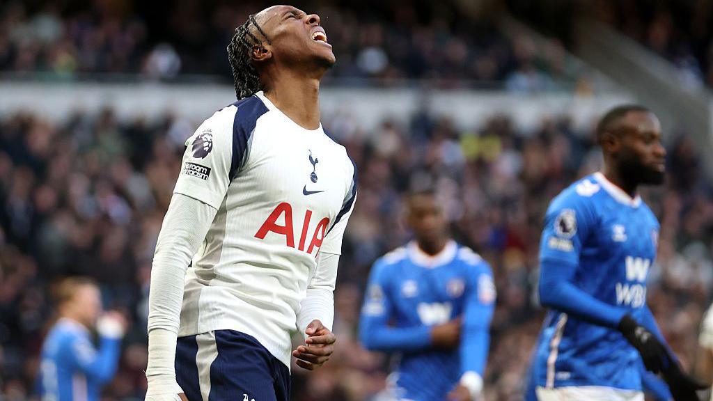 Tottenham dropped points at home, drawing 1-1 with Sunderland despite taking an early lead, extending their unbeaten run against them but leaving many disappointed, WATCH Tottenham 1-1 Sunderland Full Highlights Extended 2026.01.04, Premier League Full Highlight, Premier League Full Goals Highlight, Video Tottenham 1-1 Sunderland Highlights, Tottenham Full Goals Highlight, Sunderland Full Goals Highlights, Latest Football Full Highlights, Latest Football Highlights, Result Football Today 2026-01-04, Kết quả bóng đá hôm nay 2026-01-04, Xem trực tiếp bóng đá ngoại hạng Anh, Xem bóng đá trực tiếp ngoại hạng Anh, Clip bóng đá ngoại hạng Anh, Clip kết quả bóng đá Ngoại Hạng Anh hôm nay, Trực tiếp bóng đá ngoại hạng Anh