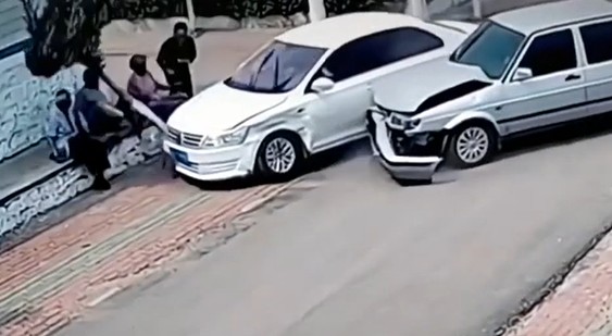 Funniest Accidents Compilation That Will Make You Cry Laughing, Try Not To Laugh Challenge, The Funniest Moments Ever Caught on Camera, Video These Pranks Went Completely Out of Control, Collection These Pranks Went Completely Out of Control, Clip những pha chơi khăm cười bể bụng, Clip những pha chơi khăm hài hước nhất, Clip tổng hợp những pha chơi khăm, Clip tổng hợp những pha nghịch ngu nhất thế giới, Clip Pranks Collection, Hilarious prank clips, Funny prank clips, Compilation of pranks, Compilation of the world's silliest pranks, Clip hài hước, Clip giải trí, Clip giải trí trên mạng xã hội, Clip Lam Only giải nai cởi trần truồng trên sóng live trim, Clip Mới Nhất Hôm Nay