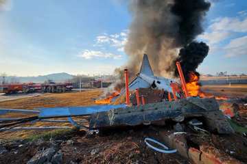 Jeju Air 737-800 Crash At Muan International Airport, South Korea Plane Crash Breaking News, Boeing 737-800 Runway Overrun Accident, Jeju Air Landing Gear Malfunction Crash, Muan International Airport Plane Crash Video, Breaking political news, Breaking news video, Breaking news today, Breaking news protest, Breaking world news, Hot news today, Hot news today on the world, Latest today news video, News hot today, Horrific Moment Jeju Air Plane Disintegrates After Crashing Off Runway, Jeju Air Disaster in South Korea Leaves At Least 120 People Dead