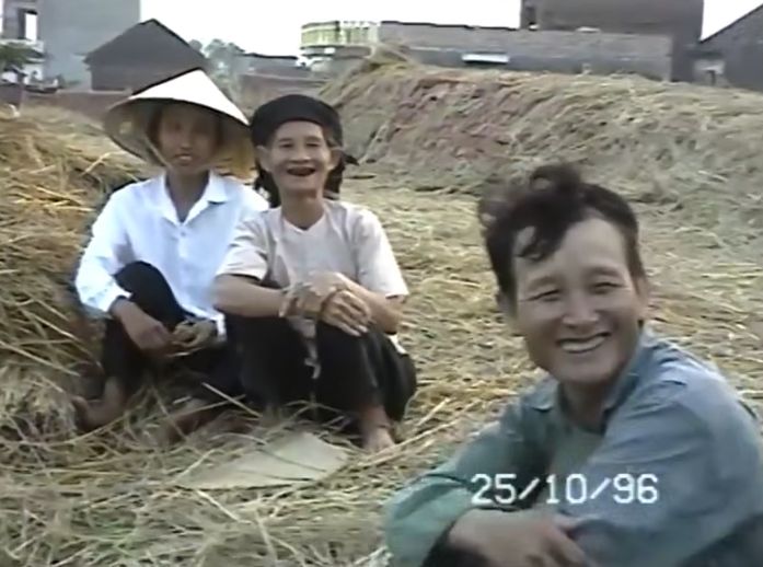 Clip phóng sự Ký Ức Tuổi Thơ Trở về miền quê Bắc Bộ Việt Nam những năm 90, Video phóng sự Ký Ức Tuổi Thơ Xưa, Clip khói bếp lam chiều ngày xưa, Video phóng sự bếp củi bếp rơm cũ ngày xưa, Clip phóng sự bếp xưa, Video phóng sự Ký Ức Tuổi Thơ Xưa, Miền Quê Bắc Bộ Việt Nam Những Ngày Xưa của năm 80-90 bồi hồi xao xuyến, Clip phóng sự ký ức xưa miền Bắc Việt Nam những năm 90, Clip phóng sự cho tôi xin một vé đi tuổi thơ, Clip phóng sự hoài niệm miền quê Bắc Bộ những năm 80-90, Clip phóng sự ký Ức Tuổi Thơ Xưa, Clip phóng sự Chiều 30 Tết ở làng quê Miền Bắc Việt Nam, Clip ý nghĩa về chiều 30 Tết làng quê, Clip phong sự Tết Xưa Ở Miền Bắc Một Thời Tết Nghèo Nhưng Ấm, Phóng sự Tết xưa Việt Nam, Clip Tết xưa ở Việt Nam, Clip quay lại Tết xưa miền Bắc, Tết xưa ở Miền Bắc, Phim hài Tết Xuân Bắc, Phim Tết xưa Việt Nam, Hài Tết dân gian Xuân Bắc, Phim hài Tết làng quê xưa, Xem phim Tết ngày xưa Khách Đến Chơi Nhà, Phim Tết ngày xưa, Phim Tết Việt Nam xưa Ngày Tết Nhiệm Màu, Phim Tết cổ truyền ngày xưa Việt Nam, Phim hài Tết xưa Việt Nam, Phim Tết xưa ý nghĩa, Hài Tết dân gian Xuân Hinh, Phim hài Tết Xuân Bắc Tự Long Quốc Khánh, Hài Tết Xuân Hinh, Hài Tết xưa, Phim Tết ngày xưa Việt Nam, Phim Hài Tết Làng Quê Xưa Xuân Cồ Bịt Trống, Phim Tết Xưa Tết Này Ai Đến Xông Nhà, Hài Tết dân gian Cả Ngố Xuân Bắc Hiệp Gà Kim Xuyến Tự Long, Phim Tết Việt nam xưa, Hài Tết Xuân Bắc, Tiểu phẩm hài Tết xưa, Phóng sự về Tết Xưa hay nhất, Video phóng sự Tết xưa, Full clip Tết xưa ở miền quê Việt Nam, Clip Tết xưa ở vùng quê Việt Nam, Clip tin tức, Clip Đời Sống Du Lịch, Clip đời sống, Clip Tết xưa miền Tây, Clip Tết xưa miền Trung, Clip ký ức miền quê Bắc Bộ Việt Nam những năm 80 90
