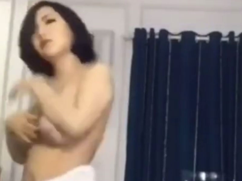 Đang mải mê livestream body trên facebook cô Trịnh Thu Trang bị chồng xé toạc áo lộ cặp vú cực đẹp, Cô Trịnh Thu Trang lộ vú, Cô giáo Trang lộ vếu, Cô giáo Trịnh Thu Trang lộ vú khi livestream