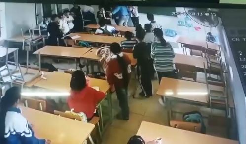 Clip phụ huynh đánh dã man học sinh lớp 6 ở Điện Biên, Clip phụ huynh vào lớp đánh học sinh lớp 6 dã man, Clip phụ huynh vào tận lớp đánh học sinh lớp 6 ở Điện Biên