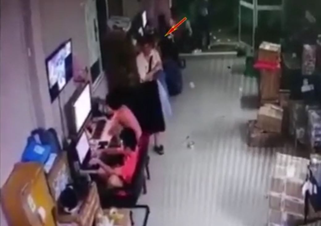 Full clip cô gái đâm chết bạn trai, Clip cô gái đâm chết bạn trai vì bị nói lời chia tay, Clip nam thanh niên bị bạn gái đâm chết vì nói chia tay,  Clip nói lời chia tay bạn gái nam thanh niên bị cô gái đâm chết, Clip cô gái đâm chết bạn trai tại nơi làm việc ở TPHCM