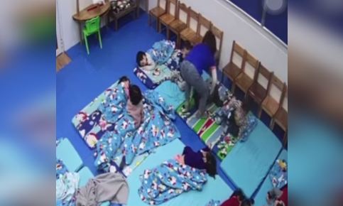 Clip cô giáo giật chăn bé 3 tuổi ở Hà Nội, Clip cô giáo nhốt bé 3 tuổi ngoài cửa lớp giữa trời rét ở Hà Nội, Clip cô giáo giật chăn nhốt trẻ 3 tuổi ở ngoài trời rét Hà Nội, Clip cô giáo bạo hành trẻ 3 tuổi ở Hà Nội, Clip cô giáo nhốt trẻ mầm non 3 tuổi ngoài trời rét ở Hà Nội