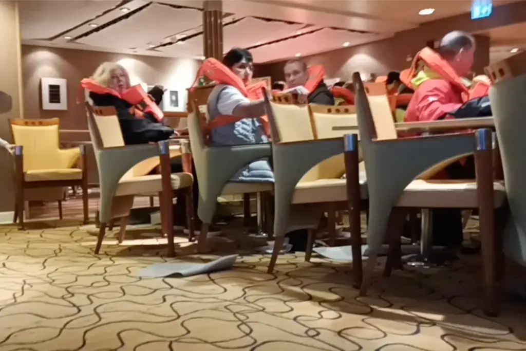  CRUISES, GERMANY, RESCUES, STORMS, UNITED KINGDOM, Moscow News HOT Today Video, Video news hot, Video Russia News HOT Today, Hot News Video, Today news Video, Latest today news video, London on Christmas Eve, Giant waves outside the MS Maud in the North Sea, Bremerhaven, a Norwegian cruise ship that was disabled by a giant wave