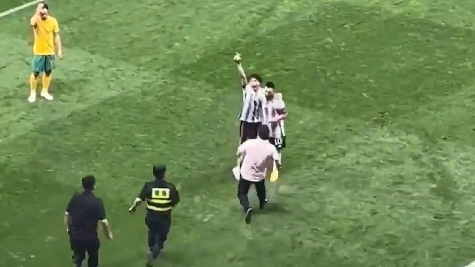 Clip thiếu niên chạy xuống sân ôm Messi, Clip thiếu niên chạy vào sân bóng đập tay thủ môn Martinez của Argentina, Clip fan chạy vào sân ôm Messi, Clip fan teen chạy vào sân ôm Messi, Clip fan chạy vào sân đập tay thủ môn Martinez, Lionel Messi Goals Best, Messi and Wout Weghorst, Messi Goals Best, Clip Messi curses Wout Weghorst, Argentina Messi chiến thắng World Cup 2022, Argentina Messi đăng quang World Cup 2022, Clip Messi bùng nổ trong trận PSG 4-3 Troyes
