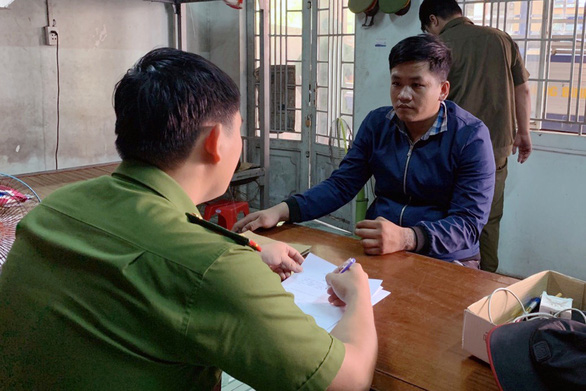 Clip đối tượng hành hung dã man nữ sinh sau va chạm giao thông, Clip nữ sinh bị đánh dã man sau va chạm giao thông, Clip bắt đối tượng Lê Tấn Thành đánh nữ sinh dã man sau va chạm giao thông, Clip công an bắt đối tượng Lê Tấn Thành, Clip đối tượng đấm đá nữ sinh sau va chạm giao thông, Clip đối tượng đánh nữ sinh dã man sau khi gây tai nạn giao thông