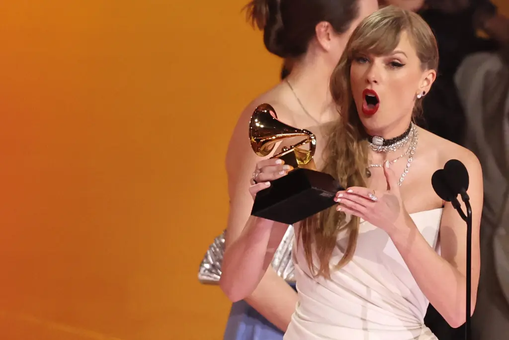 TAYLOR SWIFT Wins Best Pop Vocal Album For 'MIDNIGHTS', 2024 GRAMMYs Acceptance Speech, VIDEO Taylor Swift Wins 4th Album Of The Year at 2024 Grammys, How Travis Kelce supported Taylor Swift’s record-making Grammys 2024 night, Travis Kelce, TRAVIS KELCE  WAGS, CLIP Travis Kelce Throws Taylor Swift A Heart-Symbol Following Chiefs Touchdown, VIDEO Travis Kelce Throws Taylor Swift A Heart-Symbol Following Chiefs Touchdown, VIDEO Travis Kelce gives sweet nod to Taylor Swift with touchdown celebration at Chiefs vs Bills game, Travis Kelce and the Chiefs WIN a thriller over Buffalo Bills Taylor Swift immediately gives hugs a, VIDEO Travis Kelce touchdown catch and then sends love to Taylor Swift, Video Tony Romo accidentally called Taylor Swift Travis Kelce’s wife for the second time, TAYLOR SWIFT, Taylor Swift watch NFL, Watch Movie Full Taylor Swift The Eras Tour Online, Full Movie Taylor Swift The Eras Tour 2023, Phim ca nhạc Những Kỷ Nguyên Của Taylor Swift, Clip giải trí, Tin tức Giải trí, Video giải trí