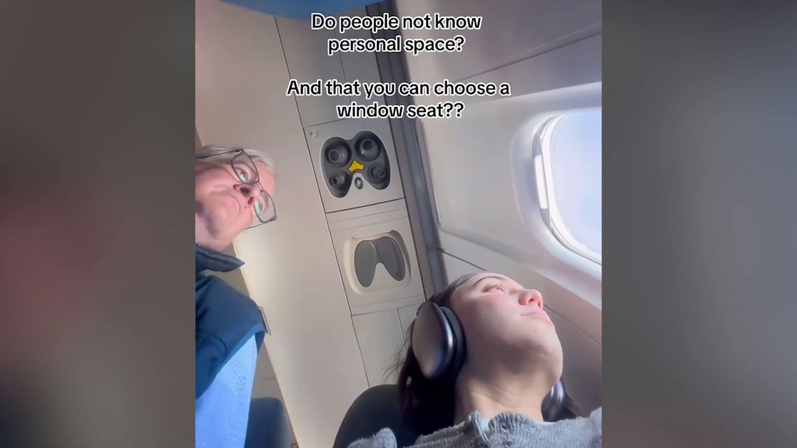 AIRPLANE MELTDOWNS, AIRPLANES, DRAMATIC FLIGHTS, EXTREME IDIOTS, PASSENGER SHAMING, UNRULY PASSENGERS, CLIP Passenger documents every window seat flyer’s worst nightmare in cringey video, The TikTok commentariat sympathized with her plight, Sit next to the plane window, Video Sit next to the plane window, Video Passengers are uncomfortable sitting next to the plane window, Hot News Video, The hottest news in 2023, Hot news today, Video news hot, US news video today, US news today