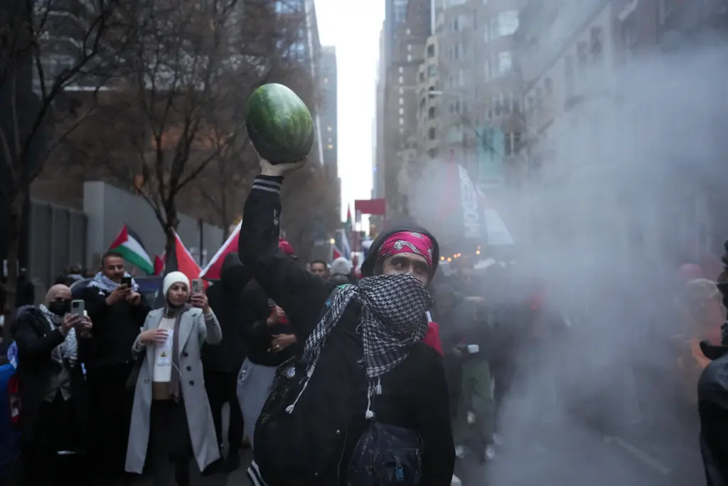 Video Pro-Palestinian protesters chant Christmas is canceled, Video Hundreds of pro-Palestinian protesters converged on Midtown Monday Christmas canceled, Clip Long live the intifada the crowd of about 500 demonstrators yelled, Rockefeller Center Christmas Tree where revelers were enjoying the holiday, Video Shopping Bombs are Dropping, Video St Patricks Cathedral, Video Grand Central Station and Union Square, Video Pro-Palestinian protestors outside of Radio City Music Hall on Dec 25 2023, Hot News Video, Video news hot, Latest today news video, Today news Video, NYNews Post, NYNews, NY News Video