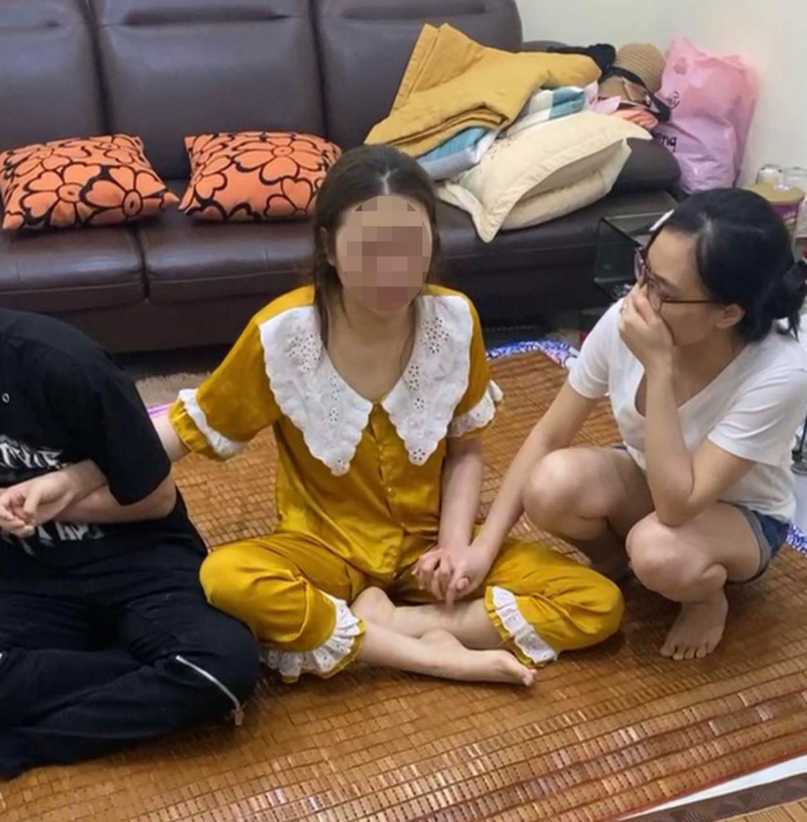 Clip bảo mẫu lương 60 triệu hành hạ bé gái, Clip bảo mẫu lương 60 triệu ở Hà Nội lắc mạnh bé gái, Clip bảo mẫu lương 60 triệu hành hạ dã man bé gái 1 tháng tuổi, Clip bảo mẫu 60 triệu hành hạ bé gái 1 tháng tuổi, Clip bảo mẫu ở Hà Nội hành hạ bé gái 1 tháng tuổi, Clip bảo mẫu Hà Nội hành hạ trẻ, Clip tin tức, Tin tức nóng 24h trong ngày