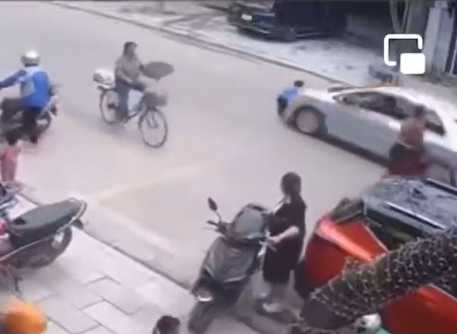 Clip bé trai bất ngờ lao ra đường, Clip xe tải lật đè bẹp xe con tài xế thoát chết, Clip bé trai lao ra đường bị ô tô cán qua người, Clip bà mẹ trông con bất cẩn để bé trai lao ra đường, Clip mẹ trông con bất cẩn gây tai nạn giao thông, Clip giao thông xe bồn cán qua người phụ nữ, Tin tức giao thông, Clip giao thông vừa nằm vừa lái xe, Clip tai nạn giao thông, Clip uống rượu lái xe tham gia giao thông, Video clip giao thông, Giao thông quanh ta, Clip tai nạn giao thông kinh hoàng trên cao tốc Nội Bài Lào Cai, Chú chó đi quanh thành phố một mình bằng phương tiện giao thông công cộng, Clip mẹ chở con nhỏ tham gia giao thông như bay, Clip cảnh sát giao thông Sóc Trăng đánh học sinh