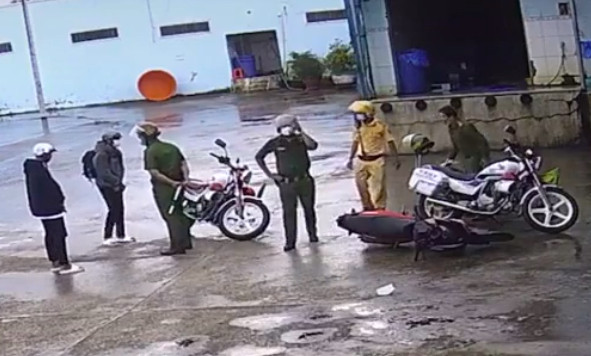 Clip CSGT Sóc Trăng đánh học sinh dã man, Clip công an phường đánh học sinh dã man, Clip cảnh sát giao thông đánh học sinh, Clip cảnh sát giao thông Sóc Trăng đánh học sinh, Clip trật tự phường Sóc Trăng đánh học sinh, Clip dân quân tự vệ Phường đánh học sinh, Full clip 3 cảnh sát giao thông đánh người vi phạm, Full clip cảnh sát giao thông Sóc Trăng đánh nam sinh vi phạm, Xem clip cảnh sát giao thông Sóc Trăng đánh 2 nam sinh vi phạm, Tin tức giao thông, Video clip giao thông, Clip tai nạn giao thông, Clip đối tượng đấm đá nữ sinh sau va chạm giao thông, Clip nữ sinh bị đánh dã man sau va chạm giao thông, Clip đối tượng đánh nữ sinh dã man sau khi gây tai nạn giao thông, Chú chó đi quanh thành phố một mình bằng phương tiện giao thông công cộng, Clip đối tượng hành hung dã man nữ sinh sau va chạm giao thông, Clip bắt đối tượng Lê Tấn Thành đánh nữ sinh dã man sau va chạm giao thông