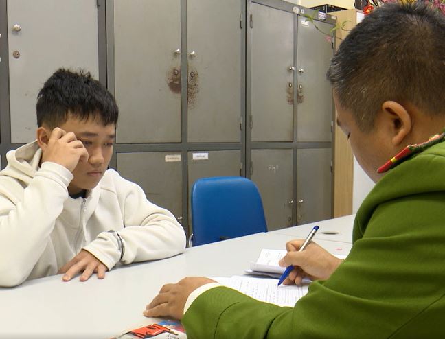 Nghệ An thanh niên cướp tiệm vàng để tặng bạn gái, Clip thanh niên cướp vàng để tặng bạn gái ở Nghệ An, Clip nam thanh niên đi cướp giật vàng để tặng bạn gái ở Nghệ An, Clip tin tức, Tin tức nóng 24h trong ngày