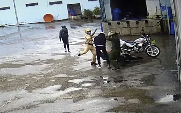 Clip CSGT Sóc Trăng đánh học sinh dã man, Clip công an phường đánh học sinh dã man, Clip cảnh sát giao thông đánh học sinh, Clip cảnh sát giao thông Sóc Trăng đánh học sinh, Clip trật tự phường Sóc Trăng đánh học sinh, Clip dân quân tự vệ Phường đánh học sinh, Full clip 3 cảnh sát giao thông đánh người vi phạm, Full clip cảnh sát giao thông Sóc Trăng đánh nam sinh vi phạm, Xem clip cảnh sát giao thông Sóc Trăng đánh 2 nam sinh vi phạm, Tin tức giao thông, Video clip giao thông, Clip tai nạn giao thông, Clip đối tượng đấm đá nữ sinh sau va chạm giao thông, Clip nữ sinh bị đánh dã man sau va chạm giao thông, Clip đối tượng đánh nữ sinh dã man sau khi gây tai nạn giao thông, Chú chó đi quanh thành phố một mình bằng phương tiện giao thông công cộng, Clip đối tượng hành hung dã man nữ sinh sau va chạm giao thông, Clip bắt đối tượng Lê Tấn Thành đánh nữ sinh dã man sau va chạm giao thông